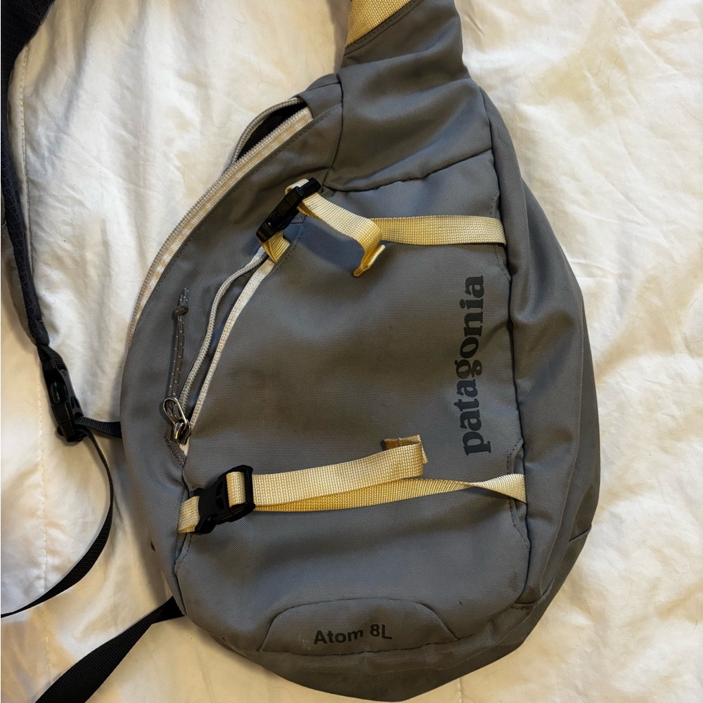 🧵 Patagonia Atom Sling Bag 8L – Gray